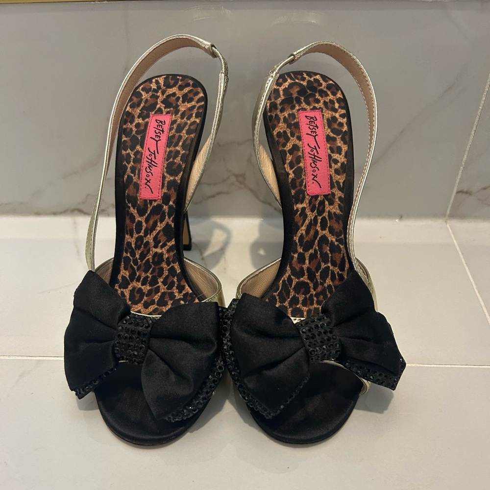 Betsey Johnson Black Bow Slingback Heels Gold Platform Leopard Insole Size 7 - Picture 1 of 8